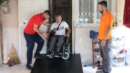TOROSLAR BELEDİYESİNDEN, YÜRÜME ENGELLİ VATANDAŞIN EVİNE ÖZEL RAMPA