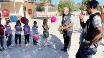 Mut’ta öğrencilere kuş yuvası dağıtıldı