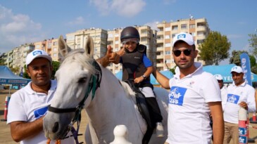 Tarsus’ta çocuklar Pony atları ile buluştu