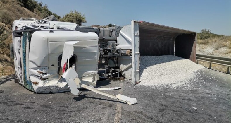 HAFRİYAT YÜKLÜ TIR DEVRİLDİ, SÜRÜCÜ YARALANDI