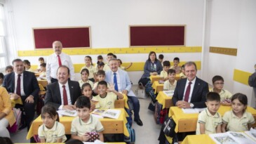 MERSİN’DE OKULLAR TÖRENLE AÇILDI