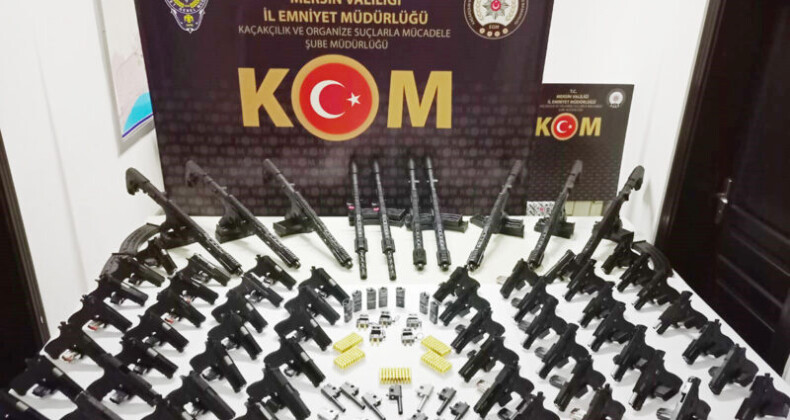 Silah kaçakçıları polisten kaçamadı
