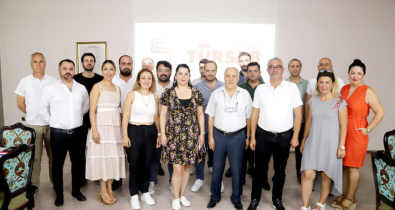Gültekin Uğur, seyahat acentaları ile bir araya geldi
