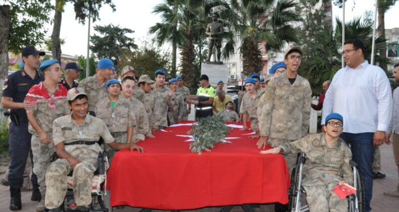 Silifke’de özel çocuklar asker kıyafeti giyip, asker yemini ettiler