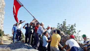 Softa Kalesindeki Türk bayrağı yenilendi
