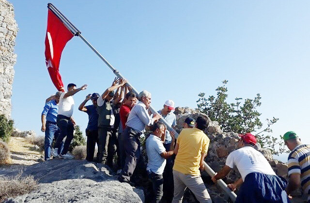 Softa Kalesindeki Türk bayrağı yenilendi