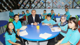 Doktor oğul, köyün okuluna  kütüphane yaptırdı