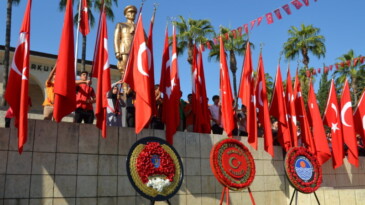 29 Ekim kutlamaları  çelenk sunumuyla başladı