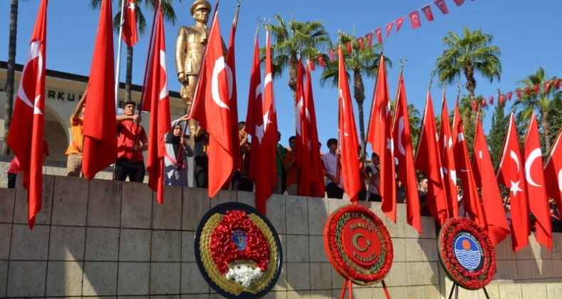 29 Ekim kutlamaları çelenk sunumuyla başladı