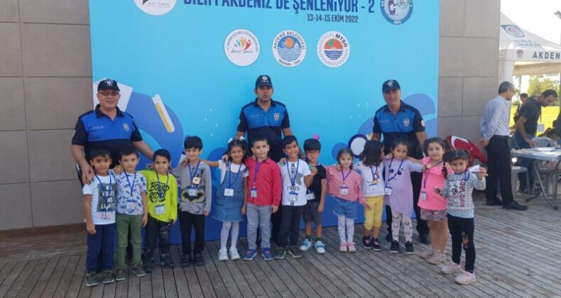 Polisler, Akdeniz Bilim Şenliği’nde öğrencileri bilgilendirdi