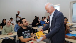 Gültak, öğrencilere kaynak kitaplarını hediye etti