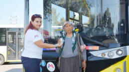 Kadın otobüs şoföründen örnek davranış