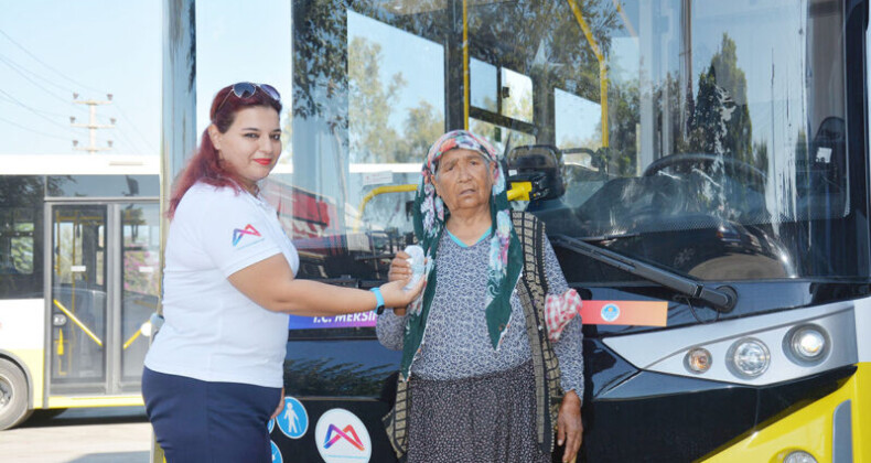 Kadın otobüs şoföründen örnek davranış