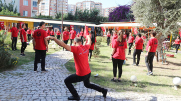 Mezitli’de “99. Yılda 99 Zeybek” Gösterisi