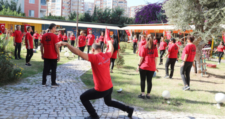 Mezitli’de “99. Yılda 99 Zeybek” Gösterisi