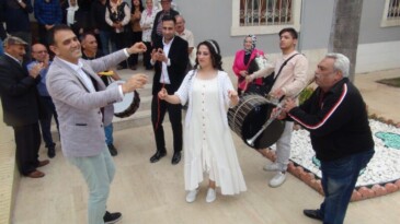 İşitme engelli çiftin nikah şahitleri de işitme engelli arkadaşları oldu