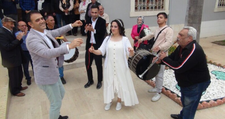 İşitme engelli çiftin nikah şahitleri de işitme engelli arkadaşları oldu