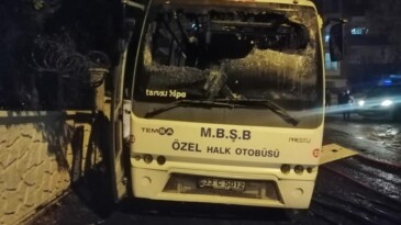 Park halindeki halk otobüsü yandı