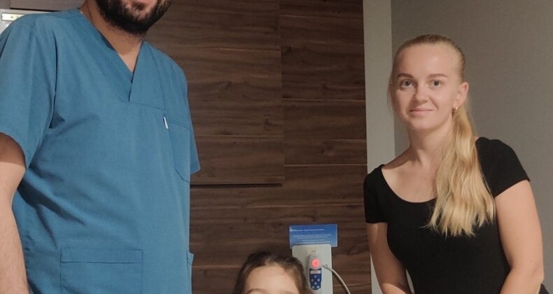 8 yaşındaki çocuk ameliyatla konuşmaya başladı