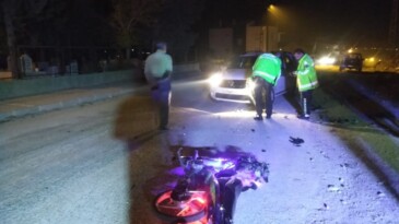 Otomobille motosiklet çarpıştı, sürücüler yaralandı