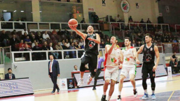 Carettalar bir engeli daha aştı