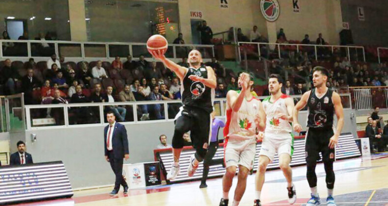 Carettalar bir engeli daha aştı