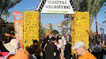 Festival de Mezitli standına yoğun ilgi