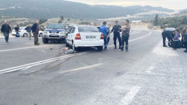 Tarım işçilerini taşıyan kamyonetle otomobil çarpıştı: 9 yaralı