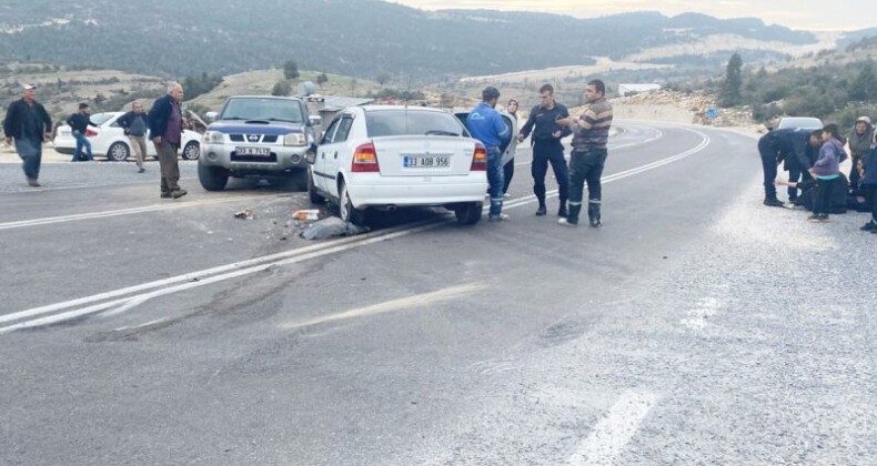 Tarım işçilerini taşıyan kamyonetle otomobil çarpıştı: 9 yaralı