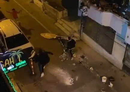 İki grup arasındaki kavga mahalleyi savaş alanına döndürdü