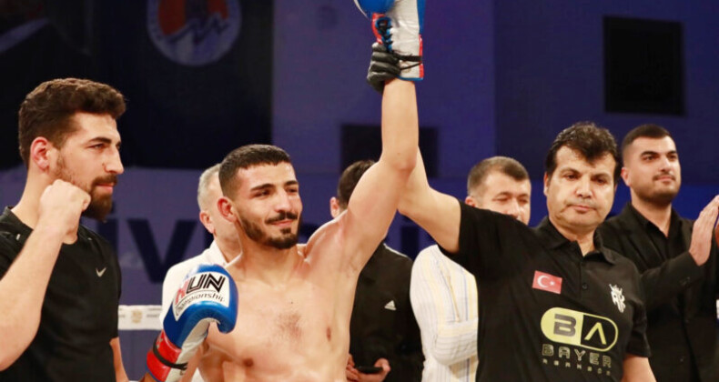‘Demir Yumruk’ İzzettin Altunsöz, rakibini bayılttı