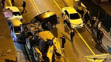 Belediyenin kepçesini çaldı, 3 araca çarptı