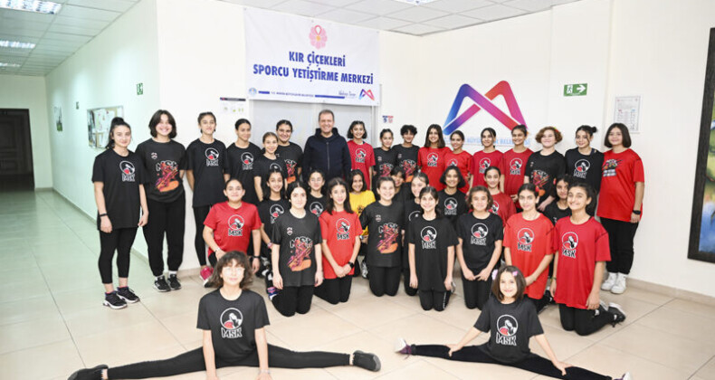 Seçer, “Kır Çiçekleri”nin misafiri oldu