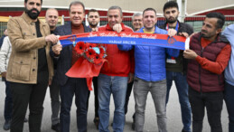 Seçer, şehrin takımına tribünden destek verdi