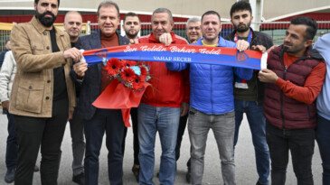 Seçer, şehrin takımına tribünden destek verdi
