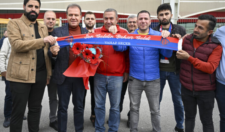 Seçer, şehrin takımına tribünden destek verdi