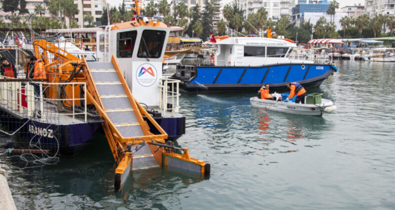 Denizden 289 metreküp atık toplandı