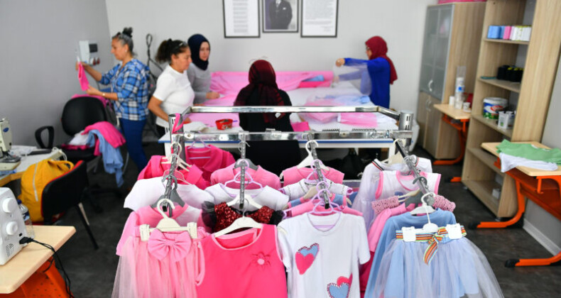 Mercek Dikiş Kursu’nda kadınlar sevgiyle üretiyor