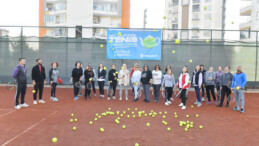 Yenişehirli kadınlar  çay saatinde tenis öğreniyor