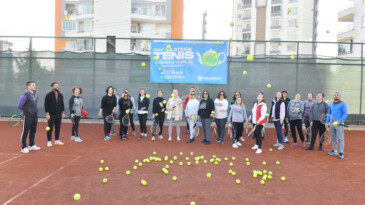 Yenişehirli kadınlar  çay saatinde tenis öğreniyor