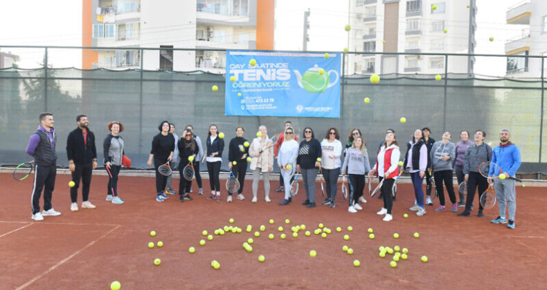 Yenişehirli kadınlar  çay saatinde tenis öğreniyor
