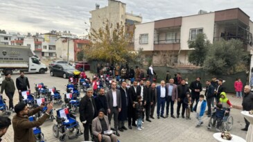 Muşlu iş adamları akülü tekerlekli sandalye dağıttı