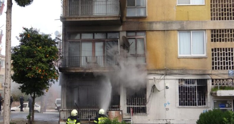 Mersin’de 4 katlı apartmanda yangın çıktı