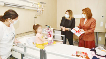 Yıldız Pehlivan, hastanede tedavisi süren çocukları sevindirdi