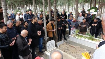 Ünlü müzisyen Hakan Yelbiz memleketi Mersin’de toprağa verildi