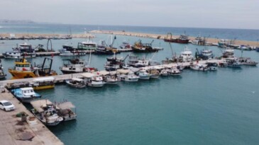 Akdeniz’de ekmek teknelerine fırtına molası