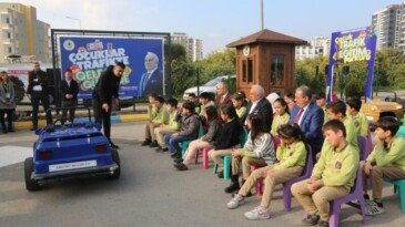 Çocuklar eğlenerek öğreniyor: 10 bin öğrenciye trafik eğitimi