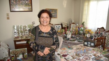 Emekli öğretmen evini sanat atölyesine çevirdi
