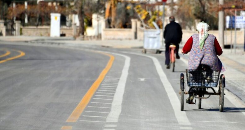 Mersin Büyükşehir Belediyesinin yol çalışmaları sürüyor