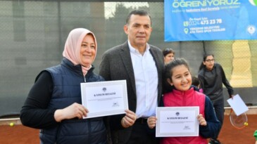 Çay saatinde tenis öğrenen 140 kadın sertifikasını aldı